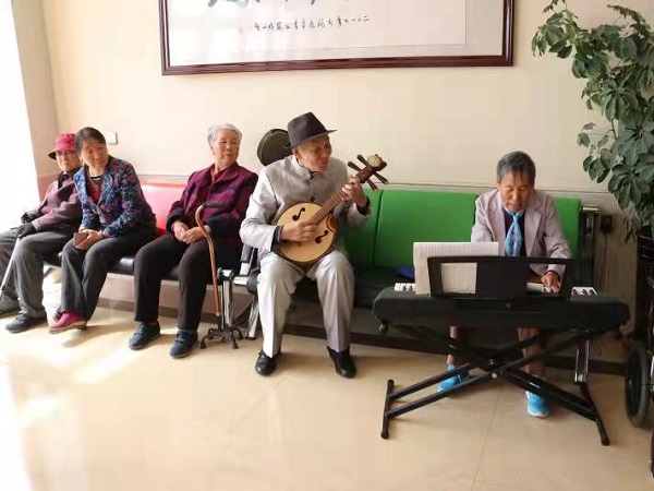 老年公寓内外的老人音乐文化交流